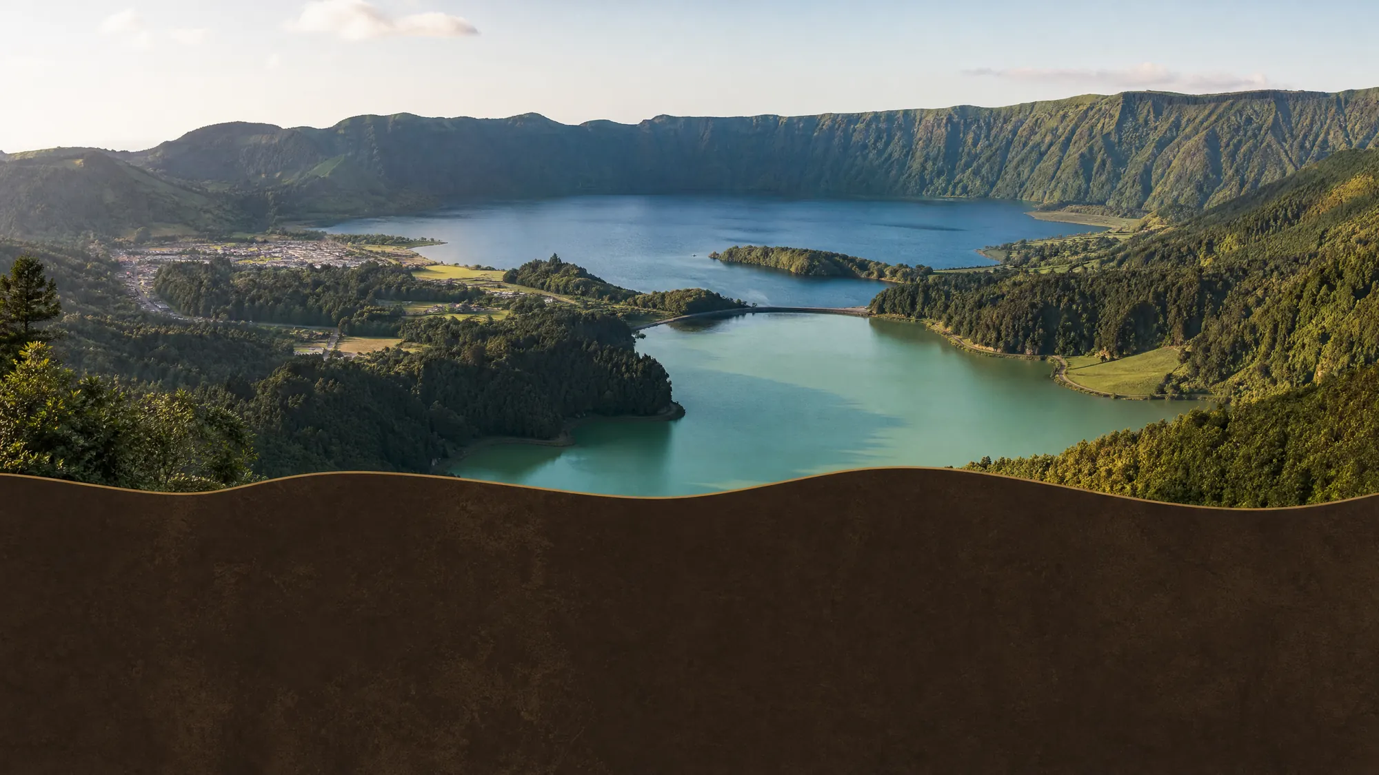 Explorez une immense caldeira volcanique célèbre pour ses lacs jumeaux aux contrastes saisissants. Comparez les circuits en Jeep tout-terrain, les itinéraires de randonnée et les excursions côtières.