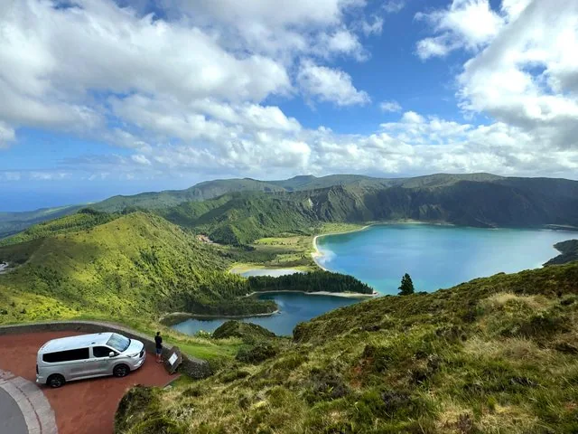 Van argenté garé à un point de vue surplombant la Lagoa do Fogo.