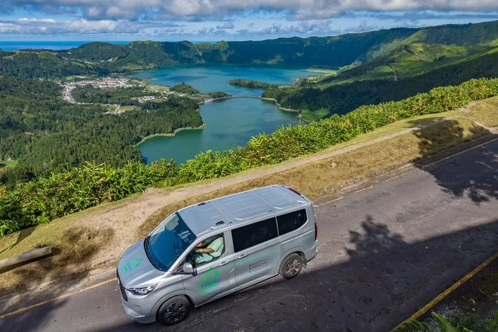 Silberner Tour-Van auf einer Straße oberhalb der Seen von Sete Cidades.