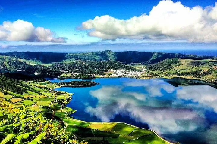 Vue aérienne des lacs de Sete Cidades reflétant les nuages dans l'eau.