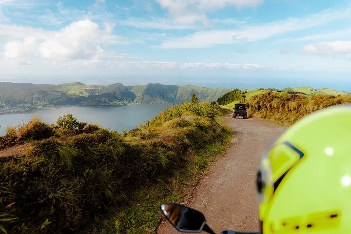 Blick aus der Perspektive eines ATV-Fahrers auf ein weiteres ATV vor ihm.