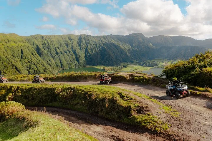 Gruppe von ATVs auf einem Schotterweg mit Blick auf Sete Cidades.
