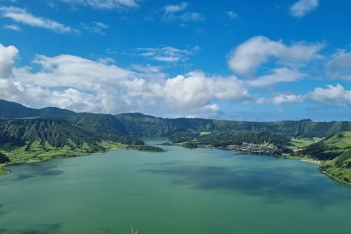 Vue panoramique sur les lacs vert et bleu de Sete Cidades.